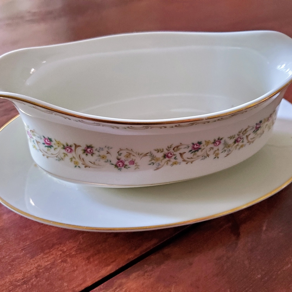 Mikasa L2803 Carlton gravy boat, vintage 1980s